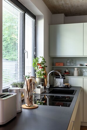 Departamento superior, para no fumadores, balcón | Cocina privada | Refrigerador, microondas, parrilla de estufa y lavavajillas 