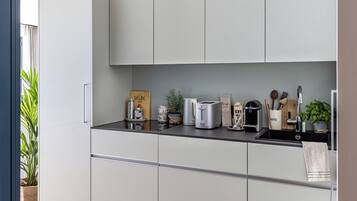 Suíte estúdio premium, para não fumantes, sacada | Cozinha privada | Geladeira, micro-ondas, cooktop, lava-louças