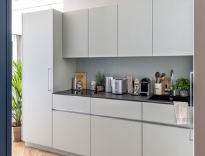 جناح إستديو بريميم - لغير المدخنين - بشرفة | مطبخ خاص | ثلاجة، ميكروويف، موقد طهي مسطح، غسالة أطباق