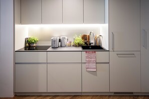 جناح إستديو بريميم - لغير المدخنين | مطبخ خاص | ثلاجة، ميكروويف، موقد طهي مسطح، غسالة أطباق