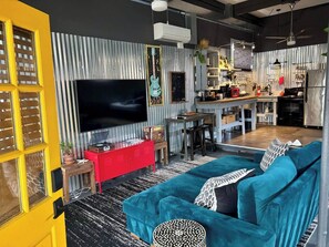TV, offices - Stylish Algiers Point studio with king bed. Steps to ferry, minutes to French Quarter. (New Orleans)