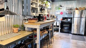 Een koelkast, een magnetron, een oven, een kookplaat