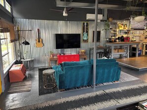 Televisión y oficina 