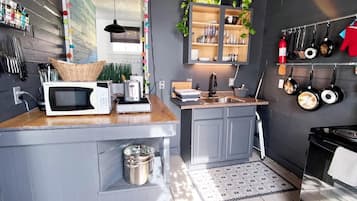 冰箱、微波炉、烤箱、炉灶