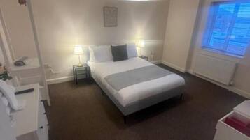 1 habitación, tabla de planchar con plancha, wifi y ropa de cama