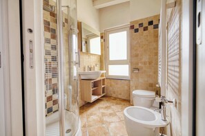 Een douche, een haardroger, handdoeken, shampoo
