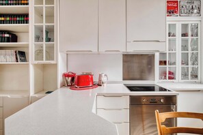 Réfrigérateur, micro-ondes, four, plaque de cuisson