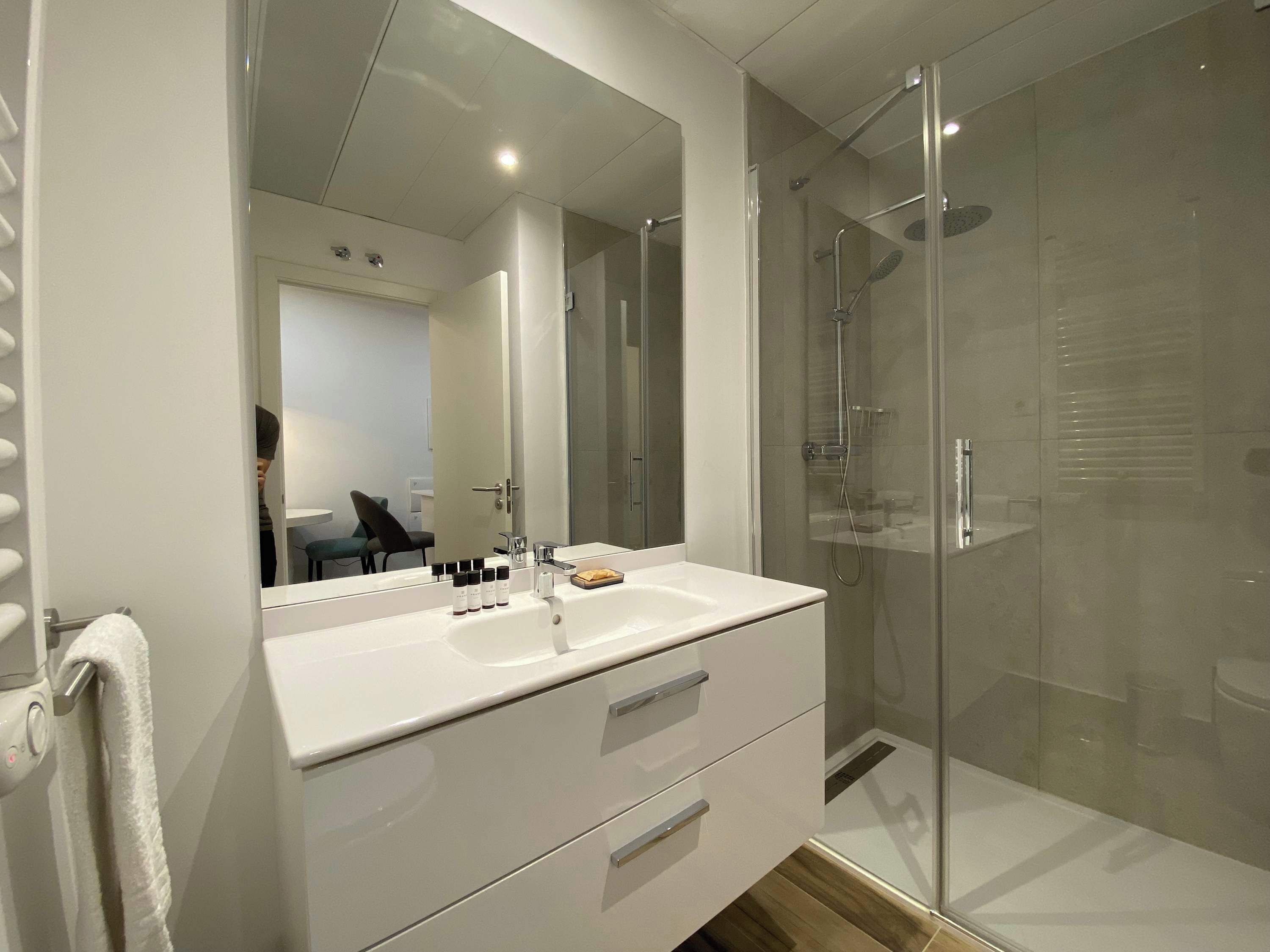 Douche, sèche-cheveux, serviettes fournies