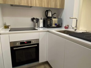 コーヒー / ティーメーカー、冷蔵庫、電子レンジ、オーブン