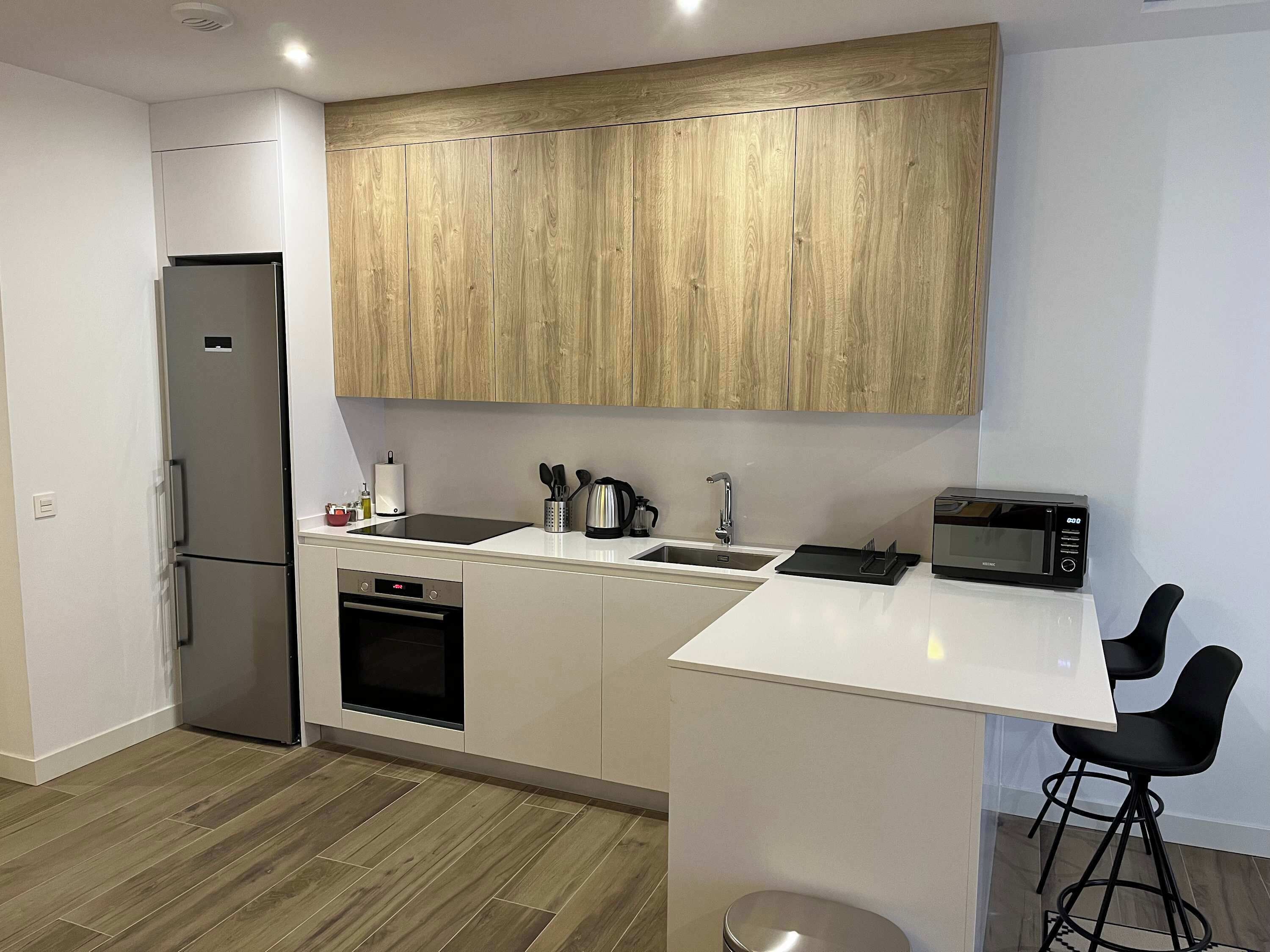 Réfrigérateur, micro-ondes, four, plaque de cuisson