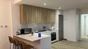 Een koelkast, een microgolfoven, een oven, een kookplaat