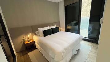 Een strijkplank/strijkijzer, wifi, beddengoed