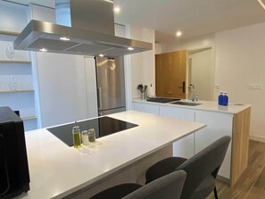 ثلاجة، ميكروويف، فرن، موقد طهي مسطح