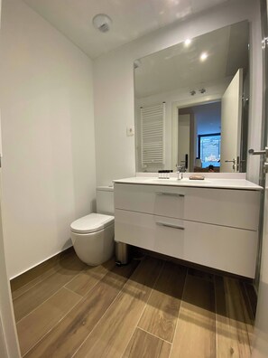 Een douche, een haardroger, handdoeken