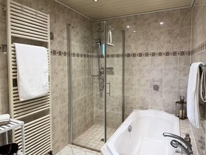 Sèche-cheveux, serviettes fournies, savon, papier toilette