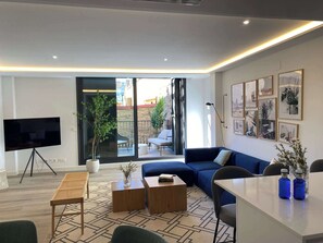 TV - w* | Trendy 2BR w/ Sunny Terrace in Chueca (Madrid)