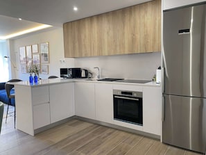 Geladeira, micro-ondas, fogão, cooktop