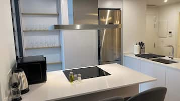 Frigorifero, microonde, forno, piano cottura