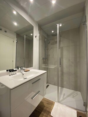 Shower, hair dryer, towels, shampoo - w* | Bright 2BR w/ Sunny Terrace in Chueca (Madrid)