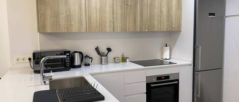 Køleskab, mikrobølgeovn, ovn, kogeplade