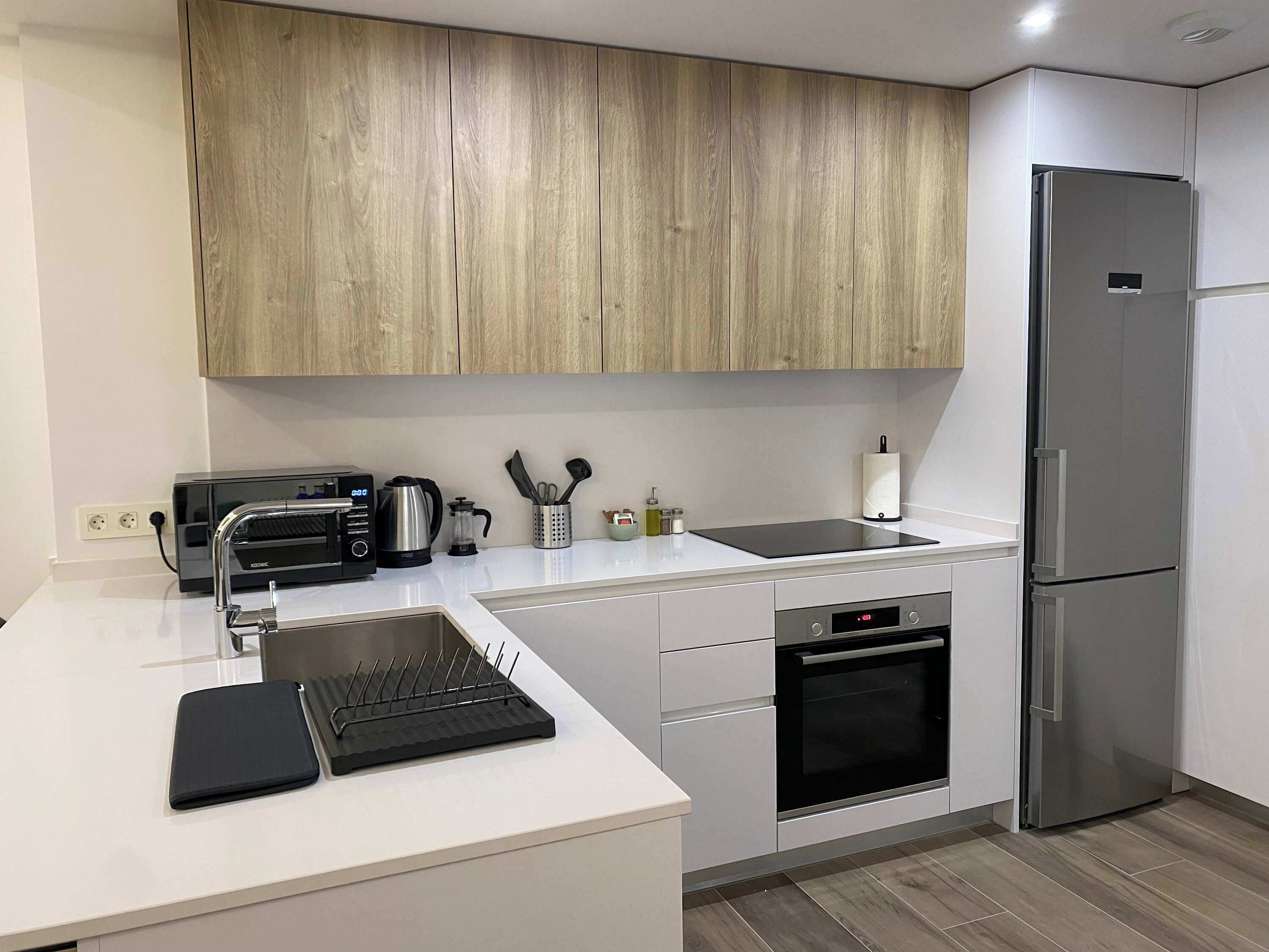 Kühlschrank, Mikrowelle, Ofen, Herdplatte