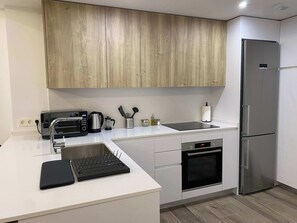 Kühlschrank, Mikrowelle, Ofen, Herdplatte