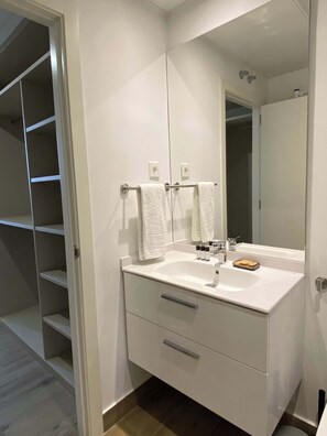 Shower, hair dryer, towels, shampoo - w* | Modern 2BR with Terrace in Chueca (Madrid)