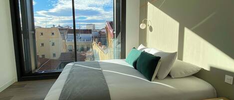 Planxa i posts de planxar, wifi i roba de llit