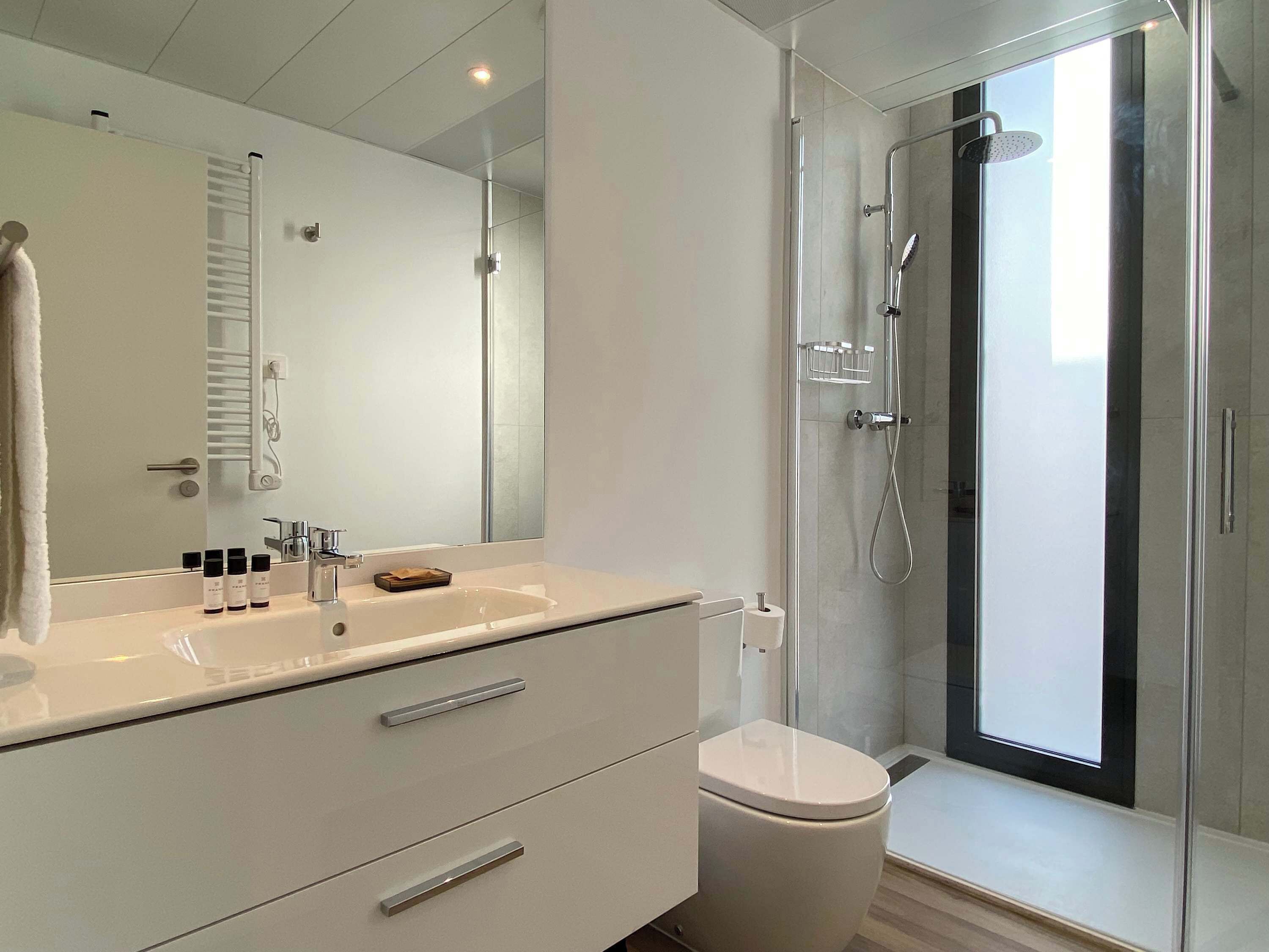 Shower, hair dryer, towels, shampoo