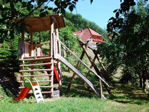 Children’s area - Apartment 'Ferienwohnung Blütenzauber' with Private Terrace, Shared Garden and Wi-Fi (Durbach)