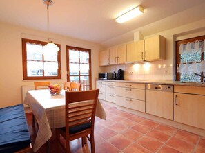 Dining - Apartment 'Ferienwohnung Blütenzauber' with Private Terrace, Shared Garden and Wi-Fi (Durbach)