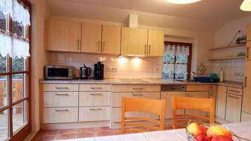 Een koelkast, een magnetron, een oven, een kookplaat