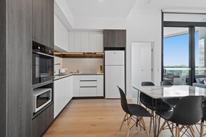 Apartment | Private kitchen | Cookware/dishes/utensils - Generous 2-bed Apartment With Great Amenities (Melbourne)
