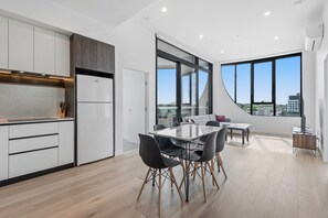 Dining - Generous 2-bed Apartment With Great Amenities (Melbourne)