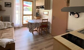 Living area - Apartment for 4 People, Mountain Style, Village Center, Close to ski Lifts (Beaufort)