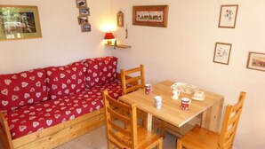 Dining - Apartment for 4 People, Mountain Style, Village Center, Close to ski Lifts (Beaufort)