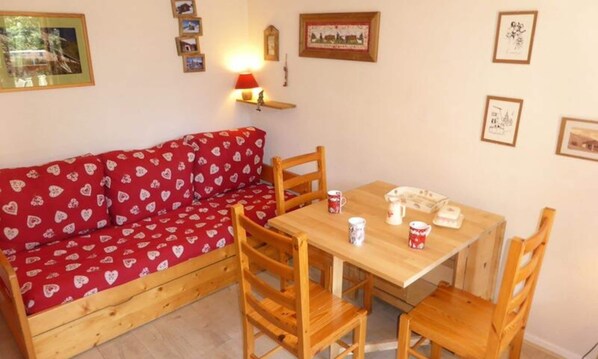 Dining - Apartment for 4 People, Mountain Style, Village Center, Close to ski Lifts (Beaufort)