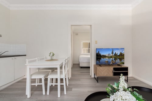 Chic 1-bed Retreat Near Shops & Beach