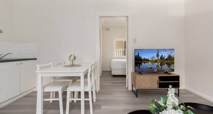 Chic 1-bed Retreat Near Shops & Beach