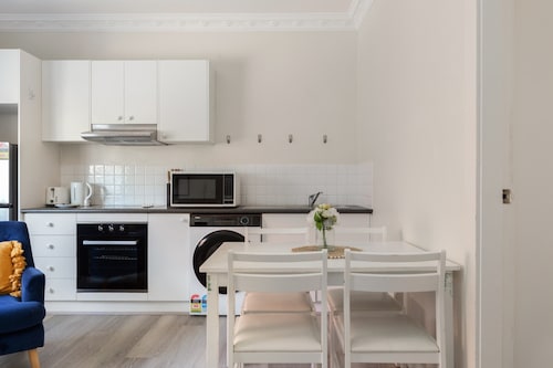 Chic 1-bed Retreat Near Shops & Beach