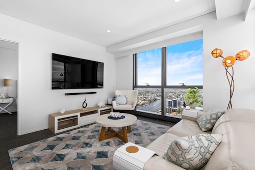 Stunning River View 2-bed With Pool