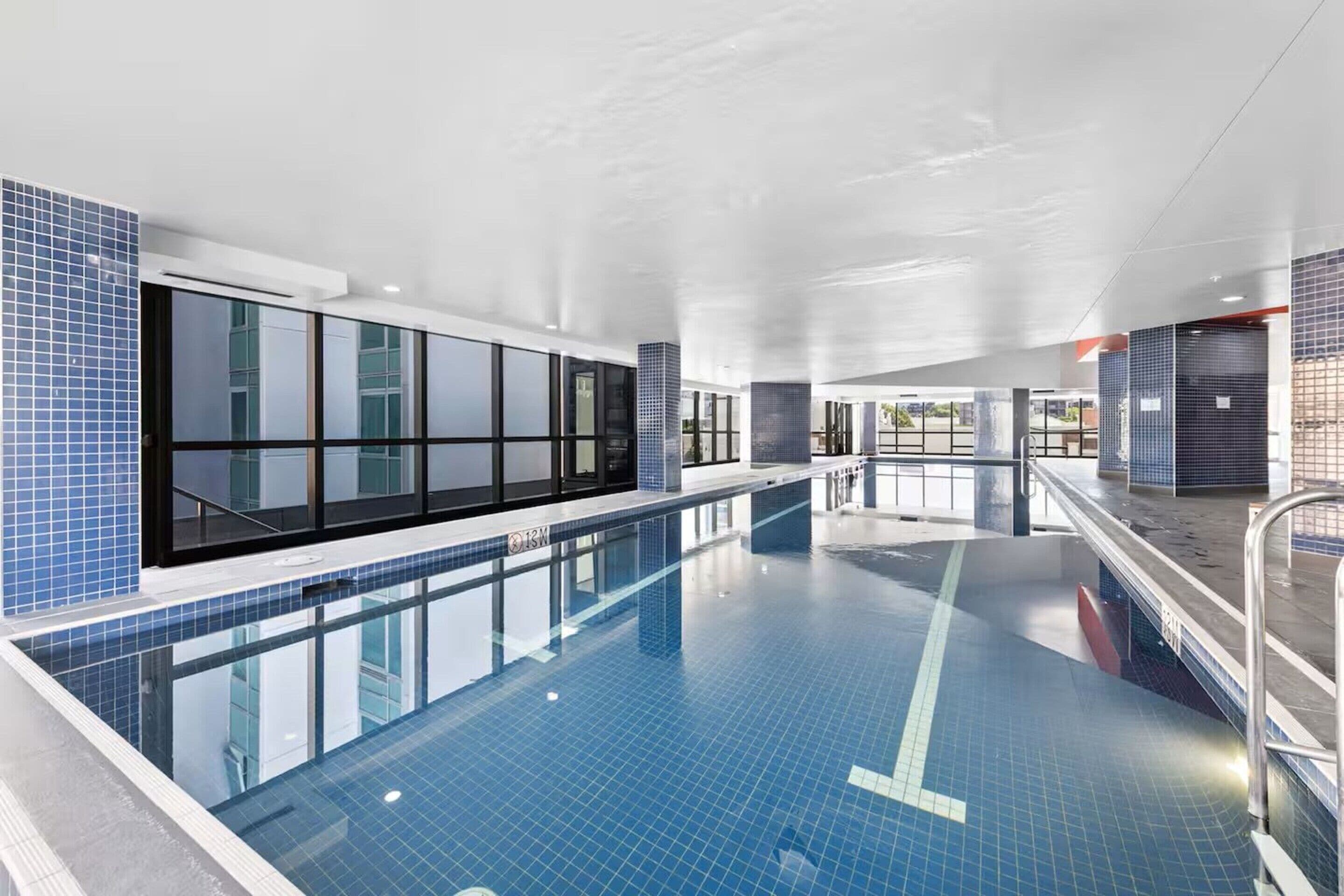 อพาร์ทเมนท์ | สระว่ายน้ำ | สระว่ายน้ำในร่ม, สระว่ายน้ำกลางแจ้ง