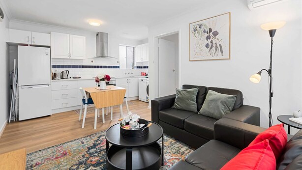 A modern apartment with a kitchen, dining area, and living room. - Comfortable 1-bed Retreat Near Canberra City (Canberra)