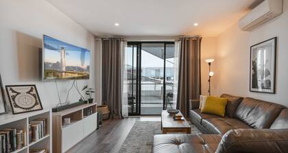 Lonsdale St 1-bed Unit With Study Area and Parking