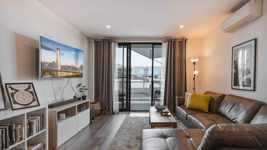 Lonsdale St 1-bed Unit With Study Area and Parking