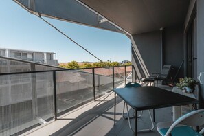 Apartment | Outdoor dining - Lonsdale St 1-bed Unit With Study Area and Parking (Canberra)