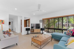 Living room - 3-bed Family Home With Pool & BBQ by the Beach (Cairns)