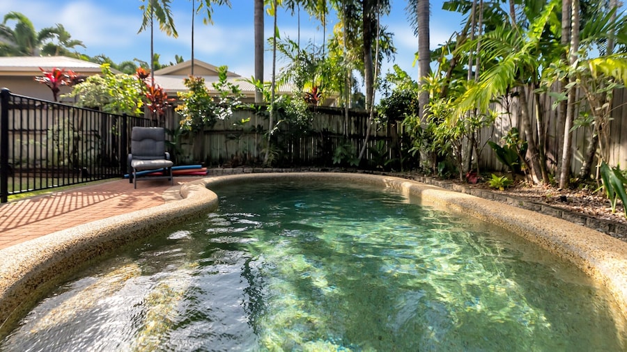 3-bed Family Home With Pool & BBQ by the Beach