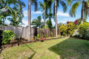 Garden - 3-bed Family Home With Pool & BBQ by the Beach (Cairns)