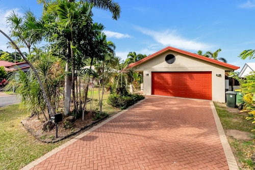 3-bed Family Home With Pool & BBQ by the Beach